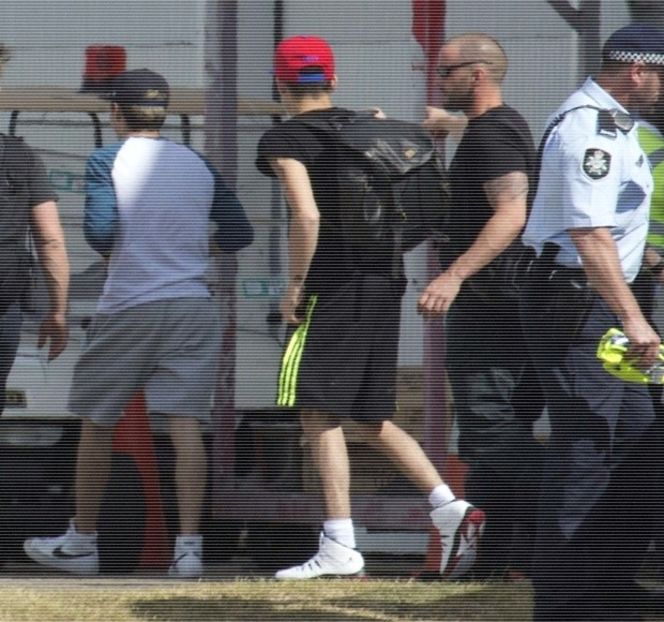 — Individa nu ar fi înţeles anterioara sa aluzie. Pe parcursul pauzei create, aerul îi părăseşte - 11 Quit talking all that nonsense