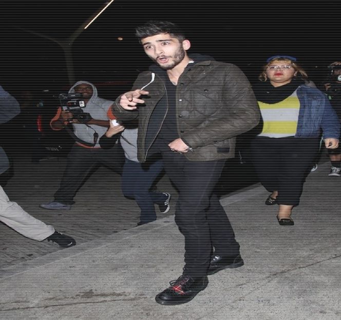 — Câţiva metri distanţă de ei. Neîmpotrivindu-se, braţul i-l eliberează, iar expresia facială - 11 Quit talking all that nonsense