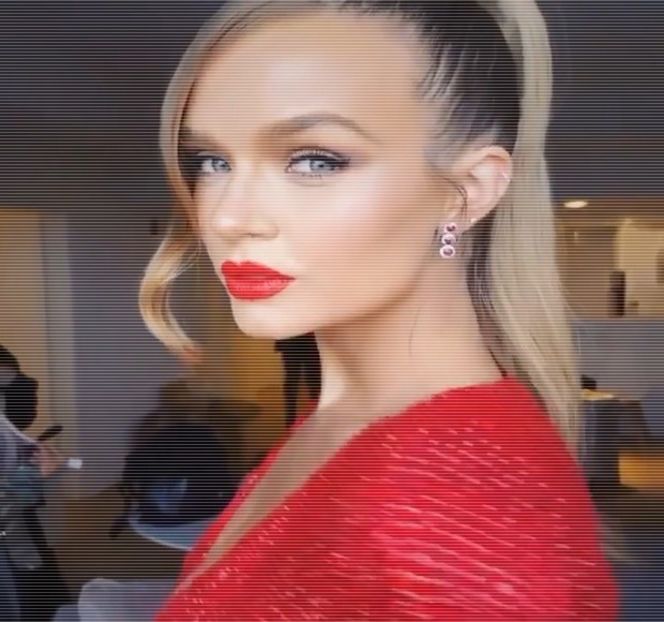 — Până ce, decide să-i întoarcă spatele, moment în care îşi plasează palma stângă pe - 11 Quit talking all that nonsense