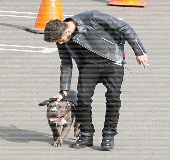 — Oprit în dreptul chiuvetei, palmele şi le rezemă de marginea acesteia, iar prin aplecarea - 11 Quit talking all that nonsense