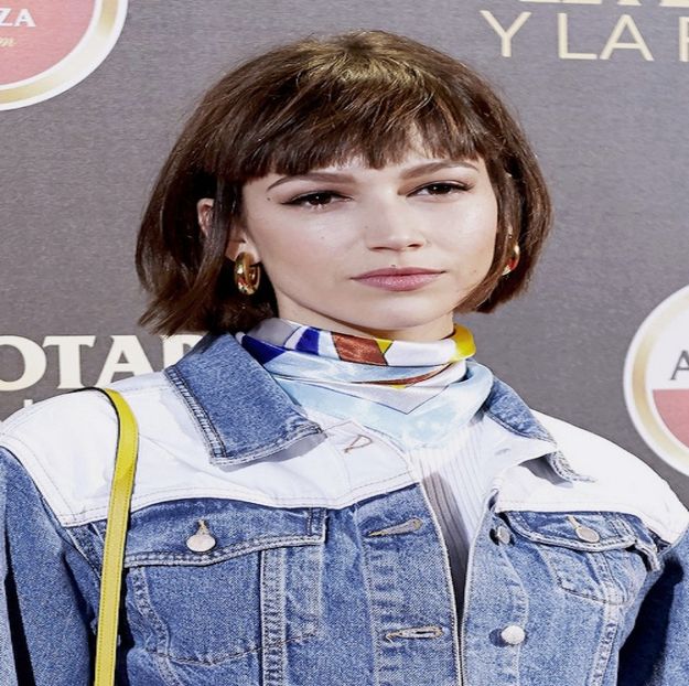 ―  Se îndepărtează de cei doi și se apropie de Amelie, luând-o în brațe și vorbind în - xE04xS01 haters gonna h a t e