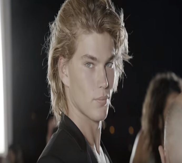 ― „De când văd că o dai în bară cu prietenii tău, William!” Își lasă doza cu suc pe masă - xE04xS01 haters gonna h a t e