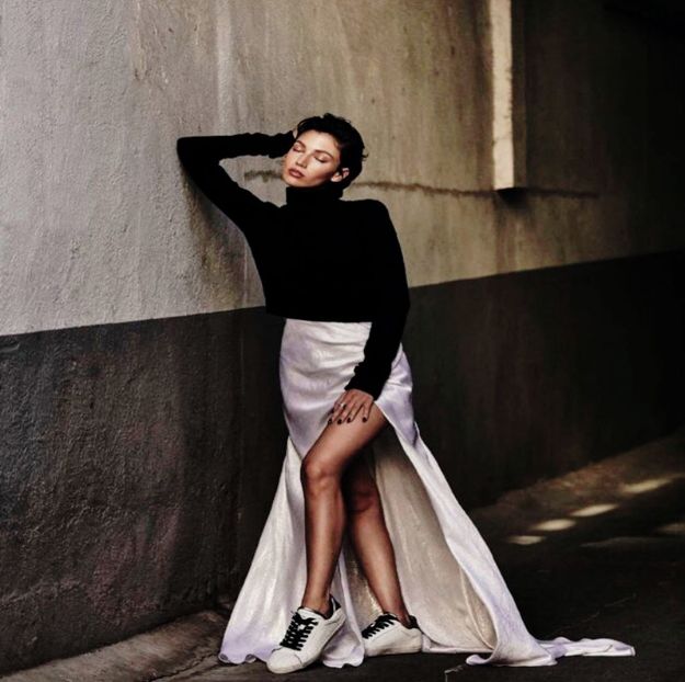 ― Privește în sus către soțul ei și îi admiră trăsăturile chipului, sărutându-i bărbia. „Cine - xE05xS01 haters gonna h a t e