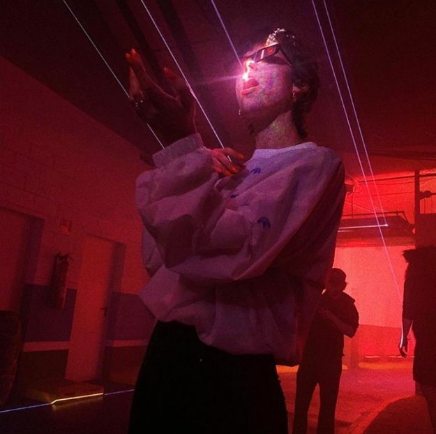 ― Atunci când îl aude menționându-i pe Chris și Alaric nu se poate abține să nu izbuc- - xE05xS01 haters gonna h a t e