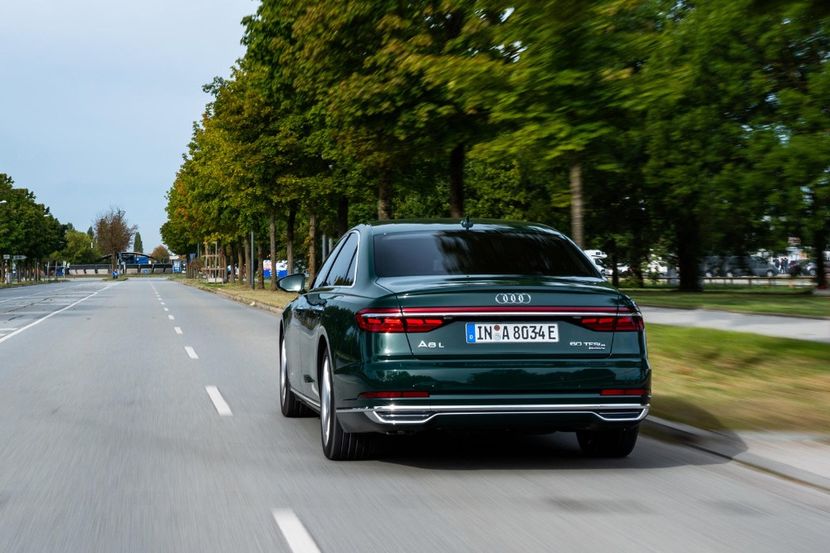 2020-audi-a8-hybrid-rear-view-driving-carbuzz-660043-1600 - Masini 2020 Audi A8 Hybrid