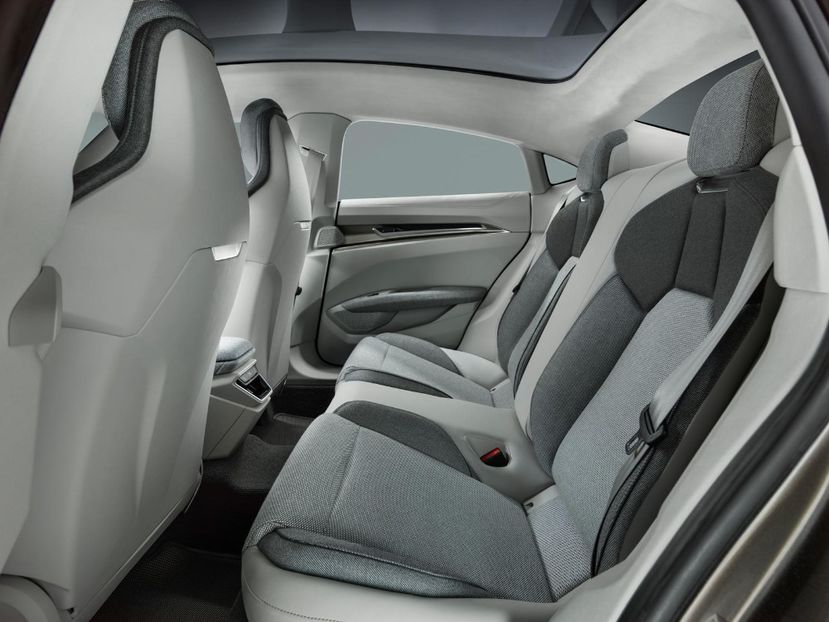 2021-audi-e-tron-gt-rear-passenger-seats-carbuzz-520621-1600 - Masini 2021 Audi e-tron GT