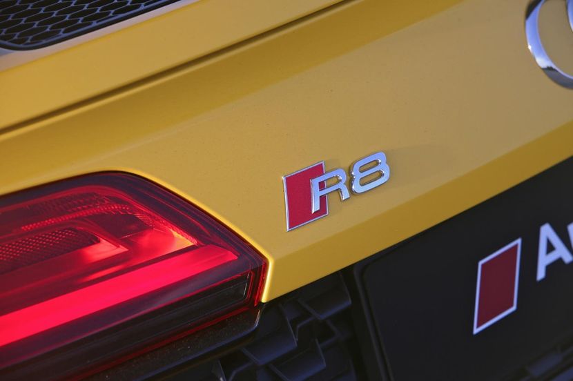 2020-audi-r8-coupe-badge-carbuzz-497200-1600 - Masini 2020 Audi R8 Coupe