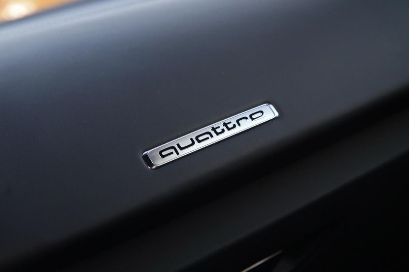 2020-audi-r8-coupe-badge-carbuzz-497219-1600 - Masini 2020 Audi R8 Coupe
