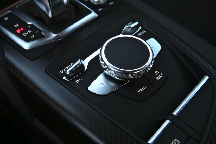 2020-audi-r8-coupe-central-console-carbuzz-497218-1600 - Masini 2020 Audi R8 Coupe