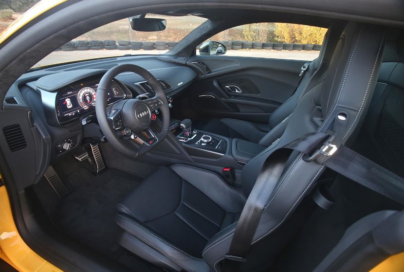2020-audi-r8-coupe-driver-seat-carbuzz-497220-1600 - Masini 2020 Audi R8 Coupe