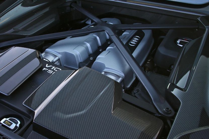 2020-audi-r8-coupe-engine-carbuzz-658540-1600 - Masini 2020 Audi R8 Coupe
