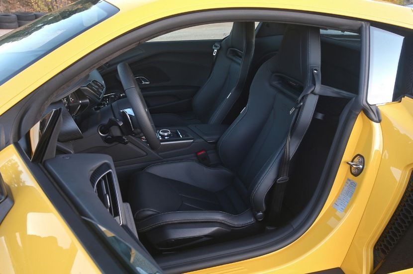 2020-audi-r8-coupe-front-seats-carbuzz-497221-1600 - Masini 2020 Audi R8 Coupe