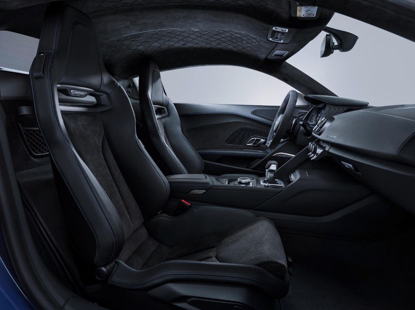 2020-audi-r8-coupe-front-seats-carbuzz-497860-1600 - Masini 2020 Audi R8 Coupe