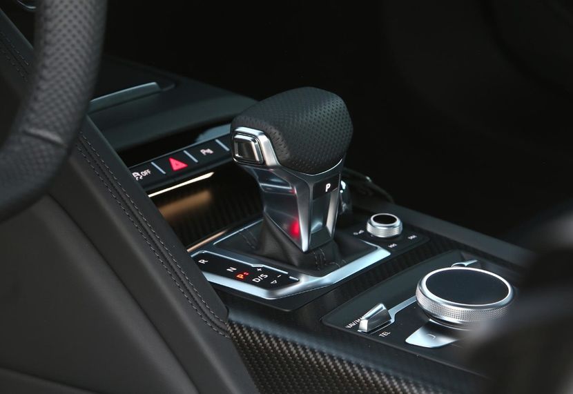 2020-audi-r8-coupe-gauge-cluster-carbuzz-497223-1600 - Masini 2020 Audi R8 Coupe