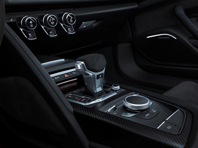 2020-audi-r8-coupe-gear-shifter-carbuzz-497166-1600 - Masini 2020 Audi R8 Coupe