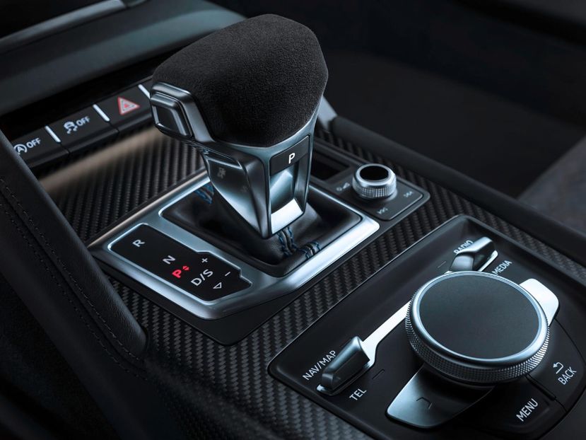2020-audi-r8-coupe-gear-shifter-carbuzz-497168-1600 - Masini 2020 Audi R8 Coupe