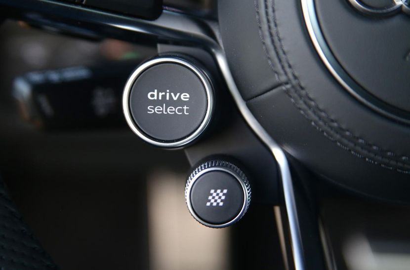 2020-audi-r8-coupe-steering-wheel-controls-carbuzz-497216-1600 - Masini 2020 Audi R8 Coupe