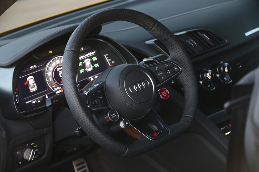 2020-audi-r8-coupe-steering-wheel-controls-carbuzz-497222-1600 - Masini 2020 Audi R8 Coupe