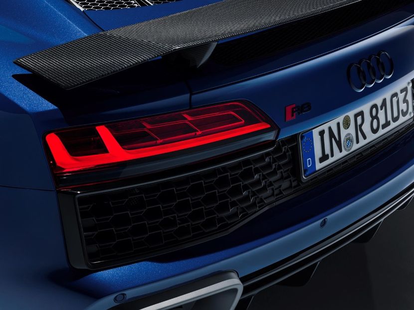 2020-audi-r8-coupe-taillights-carbuzz-497883-1600 - Masini 2020 Audi R8 Coupe