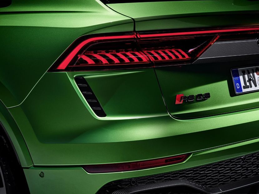 taillights-carbuzz-650606-1600 - Masini 2021 Audi RS Q8