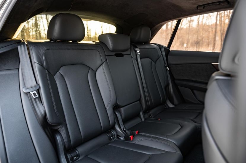 2019-2020-audi-q8-back-seats-carbuzz-682157-1600 - Masini 2020 Audi Q8