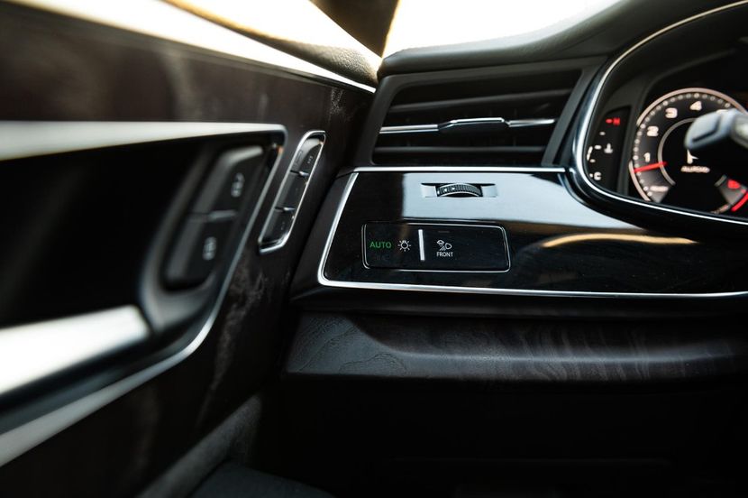 2019-2020-audi-q8-light-buttons-carbuzz-682146-1600 - Masini 2020 Audi Q8