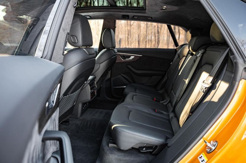 2019-2020-audi-q8-rear-passenger-seats-carbuzz-682155-1600 - Masini 2020 Audi Q8