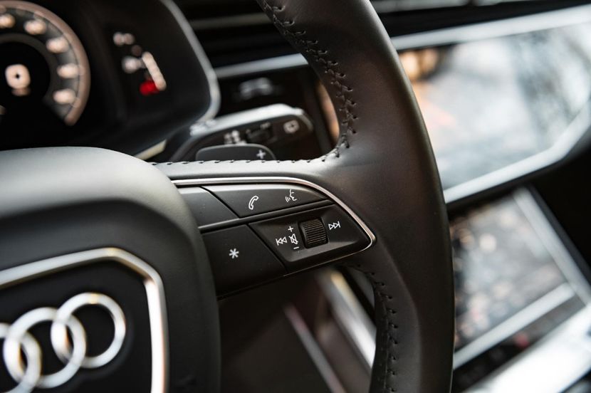 2019-2020-audi-q8-steering-wheel-controls-carbuzz-682149-1600 - Masini 2020 Audi Q8