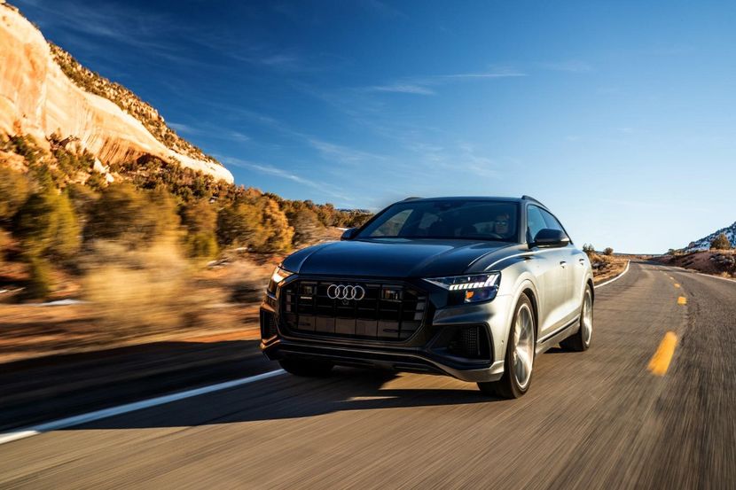 2020-audi-q8-front-view-driving-carbuzz-594674-1600 - Masini 2020 Audi Q8