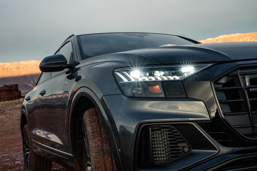2020-audi-q8-headlights-on-carbuzz-594669-1600 - Masini 2020 Audi Q8
