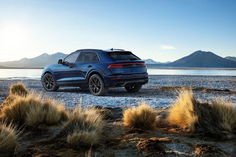 2020-audi-q8-rear-angle-view-carbuzz-594670-1600 - Masini 2020 Audi Q8