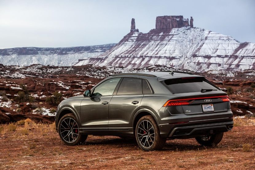 2020-audi-q8-rear-angle-view-carbuzz-594676-1600 - Masini 2020 Audi Q8