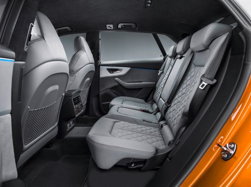 2020-audi-q8-rear-passenger-seats-carbuzz-431310-1600 - Masini 2020 Audi Q8