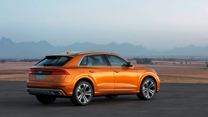 2020-audi-q8-side-view-carbuzz-431288-1600 - Masini 2020 Audi Q8