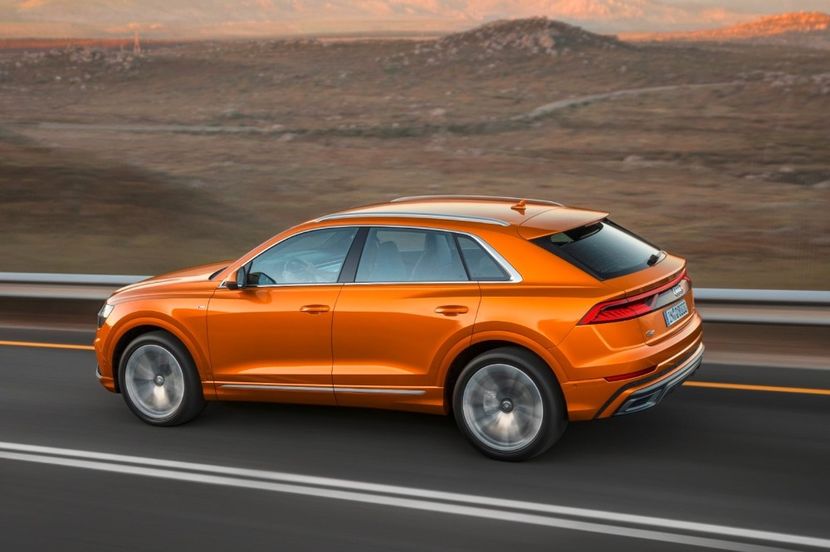 2020-audi-q8-side-view-driving-carbuzz-431353-1600 - Masini 2020 Audi Q8