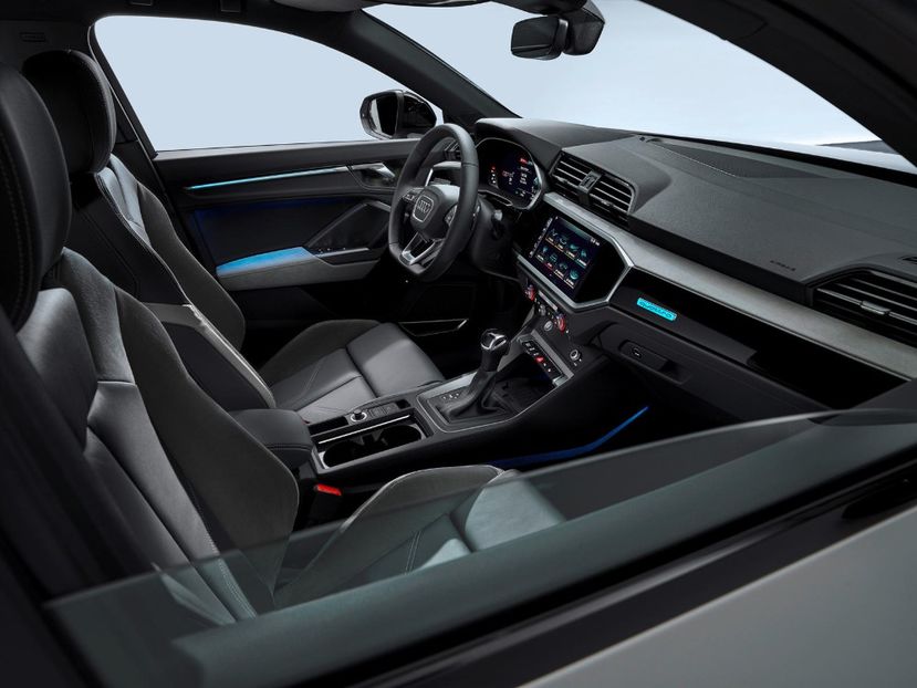 2020-audi-q3-sportback-front-seats-carbuzz-610068-1600 - Masini 2020 Audi Q3 Sportback