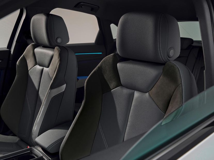 2020-audi-q3-sportback-seat-details-carbuzz-610065-1600 - Masini 2020 Audi Q3 Sportback