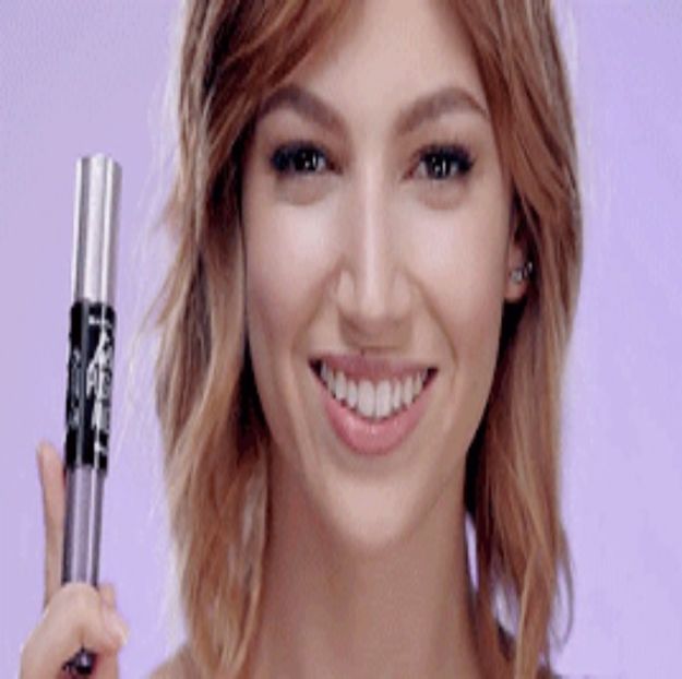 ―  „Hei, asta rămâne între noi, dar tata chiar a început să te placă, iar asta doar pentru - xE05xS01 haters gonna h a t e