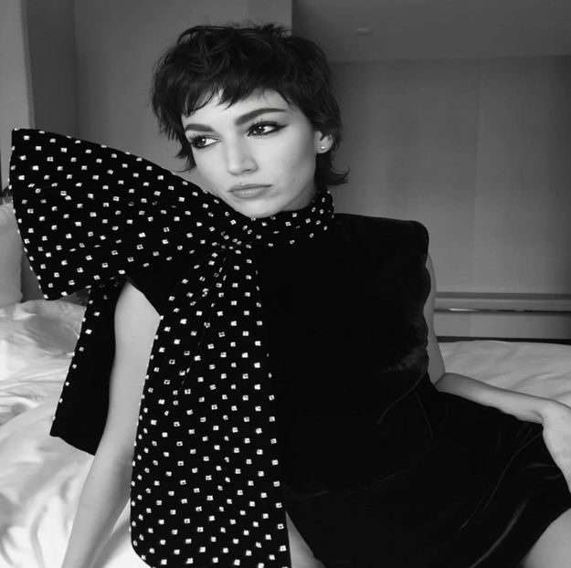 ― Începe a vorbi, gesticulând cu o sigură mână. „Păi îi place să te vadă speriat, îl face - xE05xS01 haters gonna h a t e