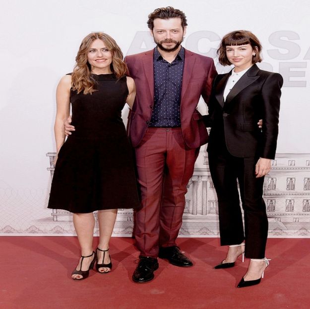 ― Într-o aproximativ o oră, doctorii o calmează pe Nadia, aceasta fiind trează deja. Stă- - xE05xS01 haters gonna h a t e