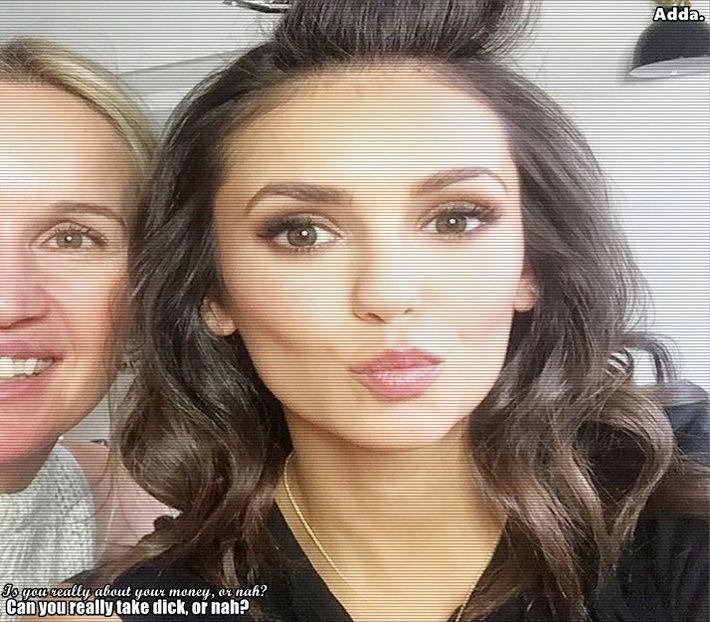 》#Se echipează cu ce-i arată Damon apoi își prinde părul cu un elastic în vârful capului, - xE05xS01 haters gonna h a t e