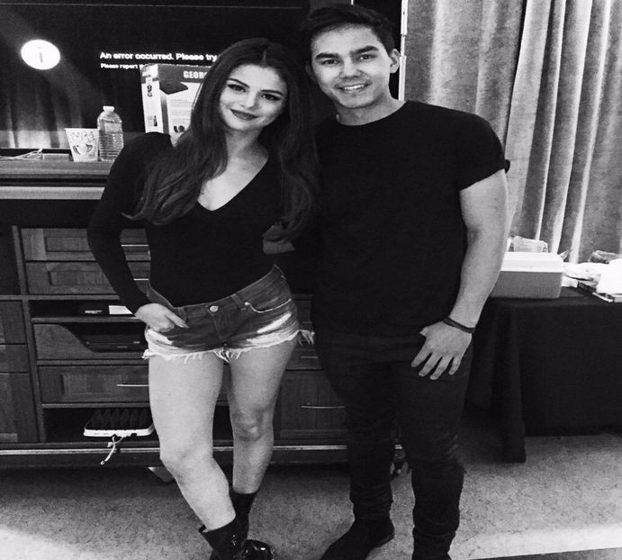 — Auzindu-l pe Oliver își lasă capul pe spate izbucnind în râs. „E fratele lui Damon, the - xE05xS01 haters gonna h a t e