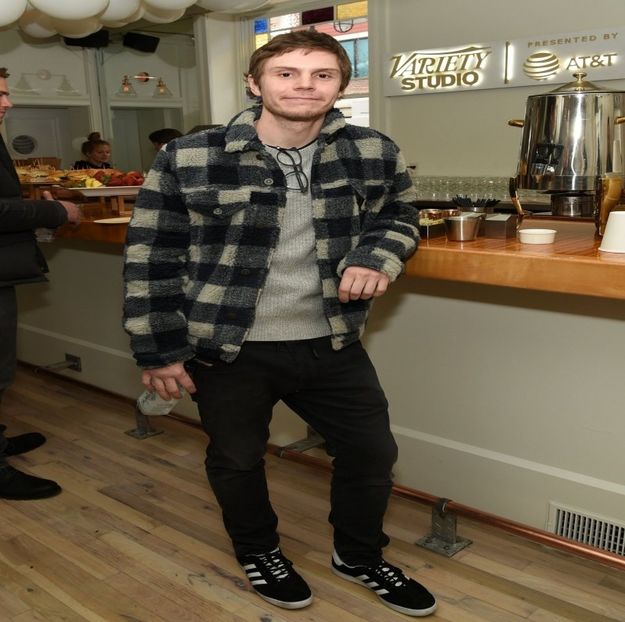 ― Zachary era destul de stresat în privința faptului că inaugurarea barului avea să fie în - xE05xS01 haters gonna h a t e