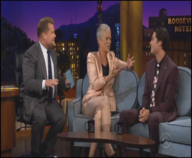 — ajungând la destinație. Îmi pun mâinile pe șolduri, pe sub sacoul costumului meu și privesc - xE05xS01 haters gonna h a t e