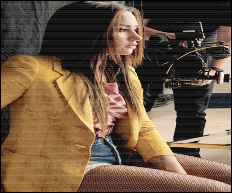 — Chicotesc scurt și ridic o sprânceană, „Mă așteptam mai cu viață, Aiden, nu așa...”, dau - xE05xS01 haters gonna h a t e