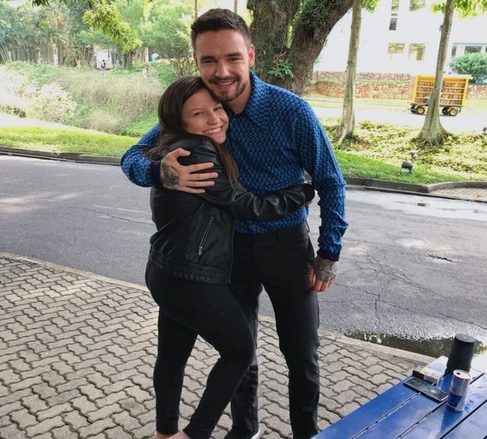 ― Își ghidează privirea în funcție de vorbele acesteia, uitându-se când la palma lui stângă, - xE05xS01 haters gonna h a t e