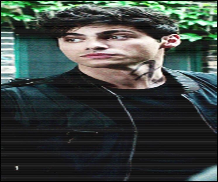 —  Dau negativ din cap, privind toată scena ce se derulează-n fața mea, amuzându-mă când - xE05xS01 haters gonna h a t e