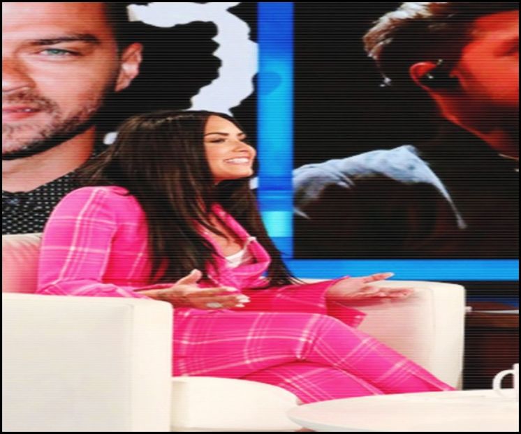 — Ridic privirea când observ cum Lucas devine din ce-n ce mai... exasperat de situație și mă-ntorc - xE05xS01 haters gonna h a t e