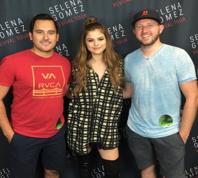 — „de trei trepte, hai să nu dezbatem acest subiect acum.” Privește peste umăr către el - xE05xS01 haters gonna h a t e