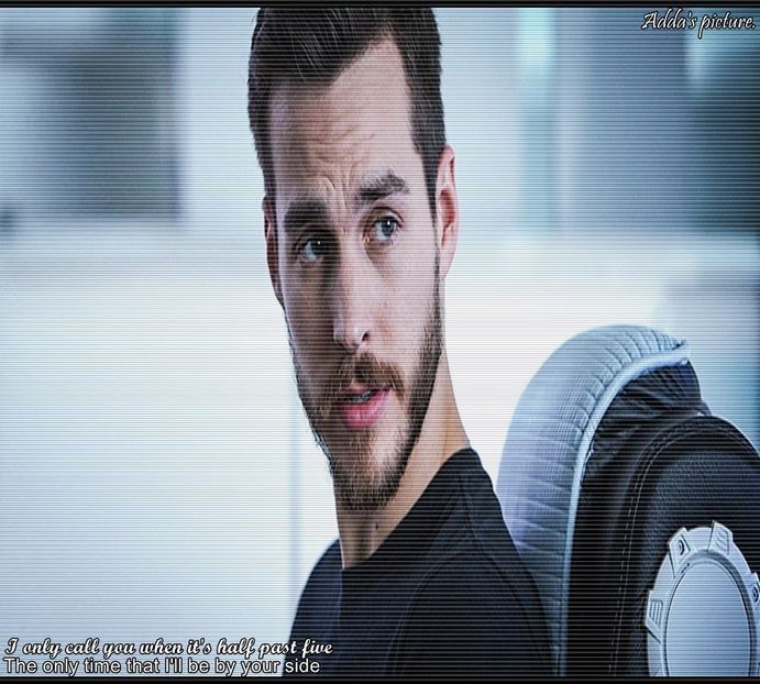 》încercat, să-l despartă de femeia pe care o iubește. Surâde și-și lipește fruntea de a ei. + - xE05xS01 haters gonna h a t e